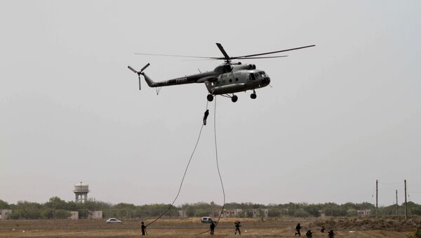 Garud commandos of Indian air force performs from an MI-8 helicopter during the inducting ceremony of first Medium Power Radar (MPR) named Arudhra, seen background, at the Air Force Station Naliya (File) - Sputnik International