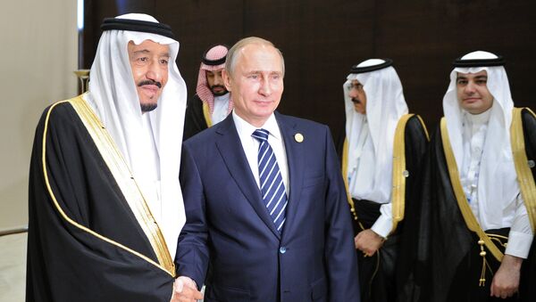 Vladimir Putin, President of the Russian Federation, with Salman bin Abdulaziz Al Saud, King of Saudi Arabia and Chairman of the Saudi Council of Ministers, during a meeting on the sidelines of the Group of 20 summit in Antalya, Turkey (File) - Sputnik International