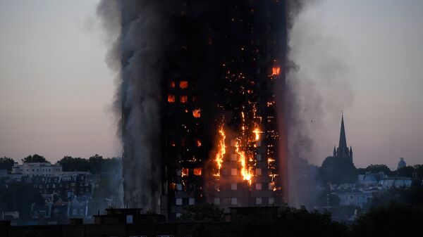 Flames and smoke billow as firefighters deal with a serious fire in a tower block at Latimer Road in West London, Britain June 14, 2017 - Sputnik International