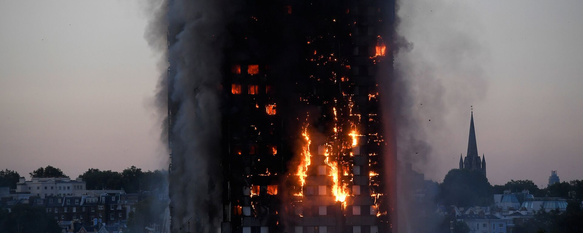 Flames and smoke billow as firefighters deal with a serious fire in a tower block at Latimer Road in West London, Britain June 14, 2017 - Sputnik International, 1920, 14.06.2019
