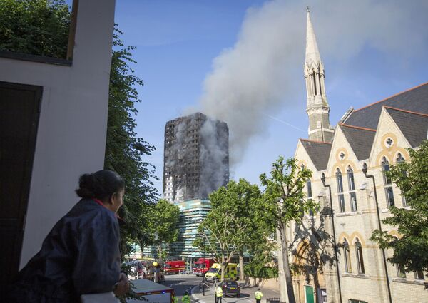 Smoke billows from a high-rise apartment building on fire in London, Wednesday, June 14, 2017 Smoke billows from a high-rise apartment building on fire in London, Wednesday, June 14, 2017 - Sputnik International