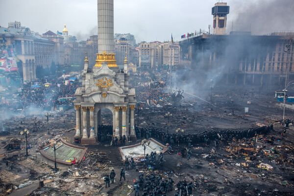 Police officers and opposition supporters are seen on Maidan Nezalezhnosti square in Kiev, where clashes began between protesters and the police. Police officers and opposition supporters are seen on Maidan Nezalezhnosti square in Kiev, where clashes began between protesters and the police. - Sputnik International