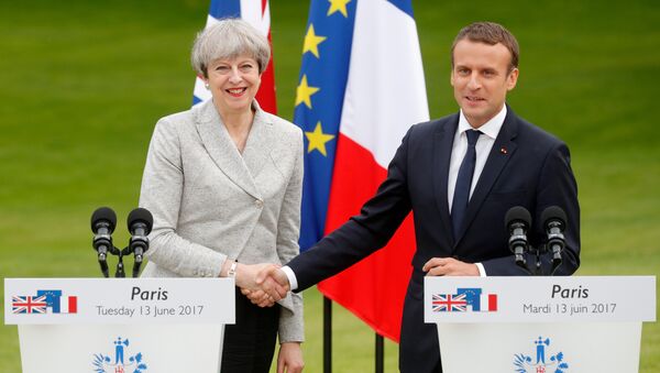 French President Emmanuel Macron (R) and Britain's Prime Minister Theresa May shake hands after they spoke to the press at the Elysee Palace in Paris, France, June 13, 2017. - Sputnik International