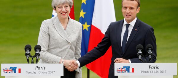 French President Emmanuel Macron (R) and Britain's Prime Minister Theresa May shake hands after they spoke to the press at the Elysee Palace in Paris, France, June 13, 2017. - Sputnik International