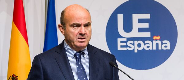Spain's Finance Minister Luis de Guindos addresses the media after a meeting of EU economy and finance ministers at the EU Council building in Luxembourg on Tuesday, Oct. 6, 2015 Spain's Finance Minister Luis de Guindos addresses the media after a meeting of EU economy and finance ministers at the EU Council building in Luxembourg on Tuesday, Oct. 6, 2015 - Sputnik International