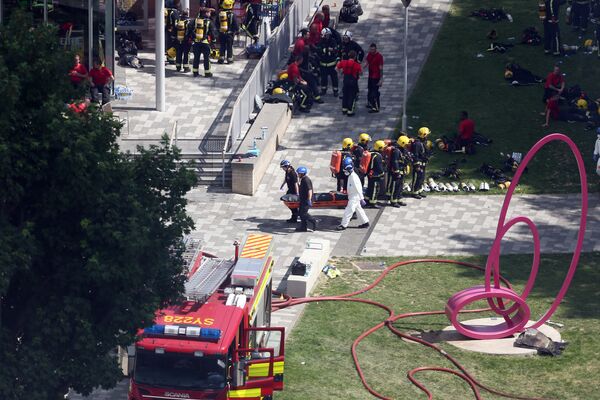 Emergency services personnel carry a body bag on a stretcher away from a tower block that was severely damaged by a serious fire, in north Kensington, West London, Britain June 14, 2017 Emergency services personnel carry a body bag on a stretcher away from a tower block that was severely damaged by a serious fire, in north Kensington, West London, Britain June 14, 2017 - Sputnik International