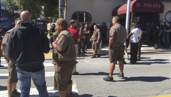 UPS workers gather outside after a reported shooting at a UPS warehouse and customer service center in San Francisco on Wednesday, June 14, 2017 - Sputnik International