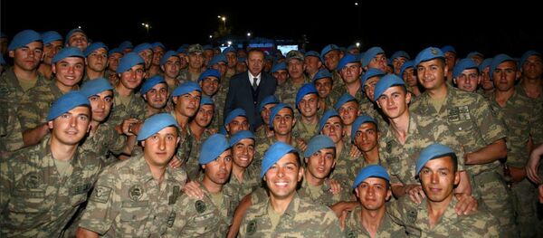 Turkish President Tayyip Erdogan poses with commandos following a fast-breaking iftar dinner at the 1. Commando Brigade in Kayseri, Turkey, June 8, 2017 Turkish President Tayyip Erdogan poses with commandos following a fast-breaking iftar dinner at the 1. Commando Brigade in Kayseri, Turkey, June 8, 2017 - Sputnik International