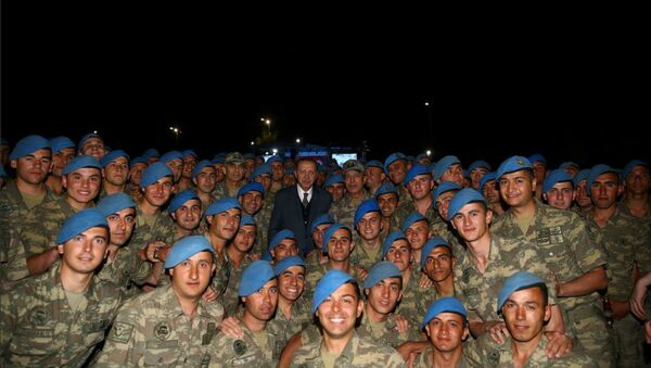 Turkish President Tayyip Erdogan poses with commandos following a fast-breaking iftar dinner at the 1. Commando Brigade in Kayseri, Turkey, June 8, 2017 - Sputnik International