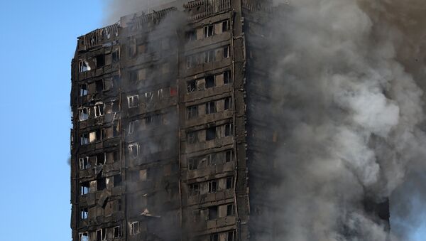 Smoke billows as firefighters tackle a serious fire in a tower block at Latimer Road in West London, Britain June 14, 2017. - Sputnik International