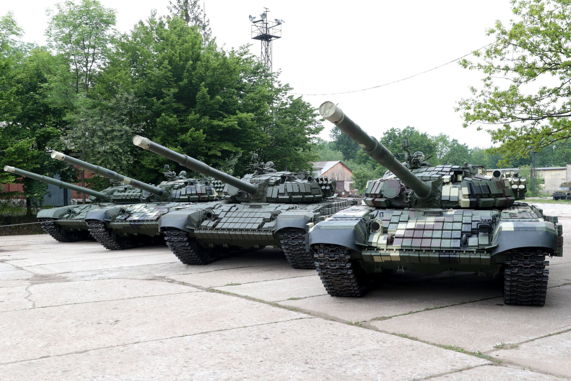 T 72 and T-64 tanks are on display in the Lviv Armor Repair Plant, file photo. - Sputnik International, 1920, 01.07.2023
