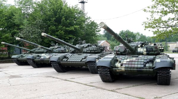T 72 and T-64 tanks are on display in the Lviv armor repair plant timed to coincide with Europe Day - Sputnik International