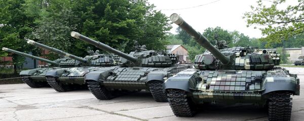 T 72 and T-64 tanks are on display in the Lviv armor repair plant timed to coincide with Europe Day - Sputnik International