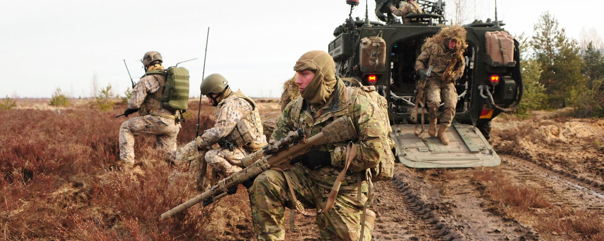 U.S. Army snipers assigned to Headquarters and Headquarters Troop, 2nd Cavalry Regiment, and Latvian land forces snipers, pull perimeter security during a combined live-fire exercise with the Latvian land forces, part of Operation Atlantic Resolve in Adazi training area, Latvia, March 6, 2015 - Sputnik International, 1920, 24.09.2023