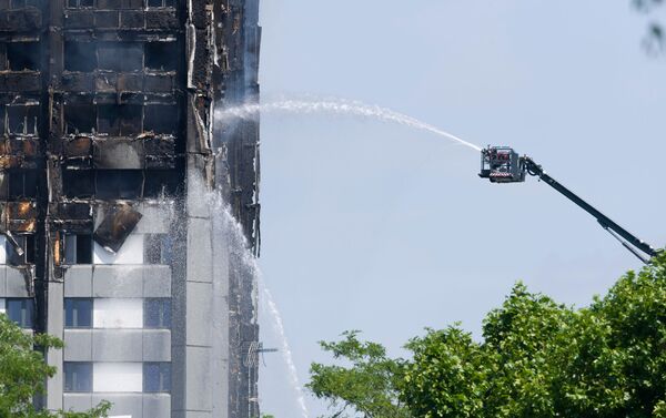 A high-rise apartment tower on fire in West London - Sputnik International