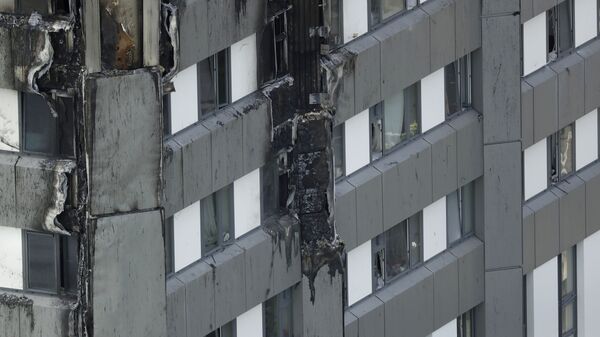 Fire damaged cladding is seen on the lower floors of the fire-gutted Grenfell Tower in London, Friday, June 16, 2017, after a fire engulfed the 24-story building Wednesday morning - Sputnik International