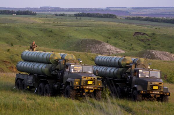 S-300 Favorite surface-to-air missile systems during a bilateral drill of air defense and aviation forces of the Western Military Distric S-300 Favorite surface-to-air missile systems during a bilateral drill of air defense and aviation forces of the Western Military Distric - Sputnik International
