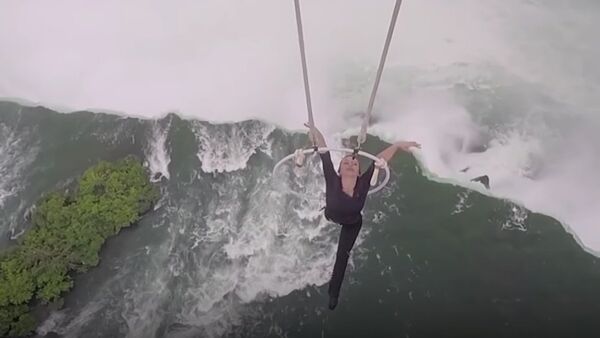 Woman Hangs 300 Feet Above Niagara Falls By Her Teeth - Sputnik International