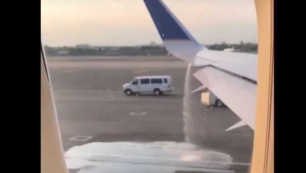 United Airlines #UA170 to Venice impressive fuel leak at Newark - Sputnik International