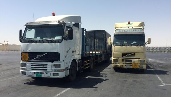 Trucks are seen at the Abu Samra border crossing with Saudi Arabia, in Qatar - Sputnik International