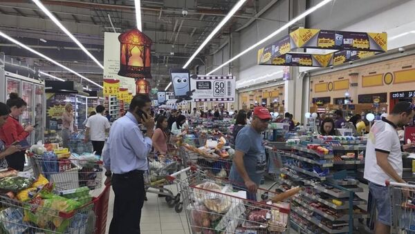 Shoppers stock up on supplies at a supermarket in Doha, Qatar after Saudi Arabia closed its land border with Qatar, through which the tiny Gulf nation imports most of its food - Sputnik International