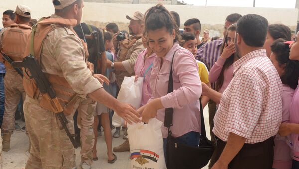 Officers distribute humanitarian aid in Latakia Governorate, Syria - Sputnik International