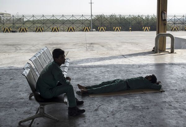 Working customs (migrants from Nepal) at a checkpoint on the closed border between Qatar and Saudi Arabia Working customs (migrants from Nepal) at a checkpoint on the closed border between Qatar and Saudi Arabia - Sputnik International