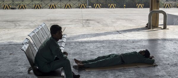 Working customs (migrants from Nepal) at a checkpoint on the closed border between Qatar and Saudi Arabia Working customs (migrants from Nepal) at a checkpoint on the closed border between Qatar and Saudi Arabia - Sputnik International