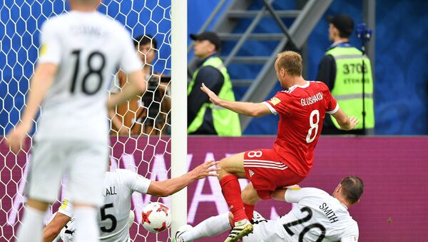 From left: Russia's Denis Glushakov scores a goal during the 2017 FIFA Confederations Cup match between Russia and New Zealand. Right: New Zealand's Tommy Smith - Sputnik International