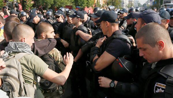 Police block anti-LGBT protesters during the equality march in Kiev, Ukraine - Sputnik International