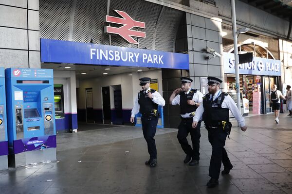 Police patrol outside Finsbury Park station in north London after a vehicle hit pedestrians, on June 19, 2017.  - Sputnik International