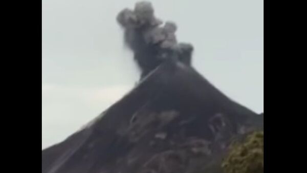 Volcano erupts and gets struck by lightning - Sputnik International