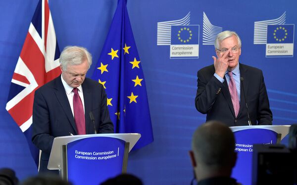 The European Union's chief Brexit negotiator Michael Barnier (R) welcomes Britain's Secretary of State for Exiting the European Union David Davis at the European Commission ahead of their first day of talks in Brussels, Belgium, June 19, 2017.  - Sputnik International