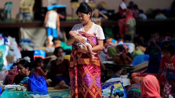 Saliha Guinar, 23, with her newly born baby Norlaila, who gave birth three days after the fighting between government forces and insurgents from the Maute group, stays inside the evacuation center in Baloi Village, Lanao Del Norte, Philippines June 19, 2017 - Sputnik International