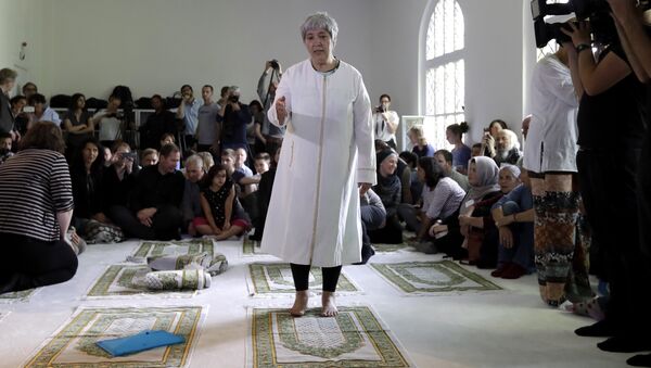 Seyran Ates, standing at center, founder of the Ibn-Rushd-Goethe-Mosque gestures during the opening of the mosque in Berlin, Germany, Friday, June 16, 2017 - Sputnik International