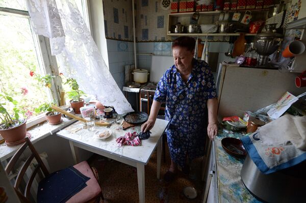 A local resident in the apartment in a residential building destroyed in the Ukrainian army's artillery attack on the town of Gorlovka A local resident in the apartment in a residential building destroyed in the Ukrainian army's artillery attack on the town of Gorlovka - Sputnik International