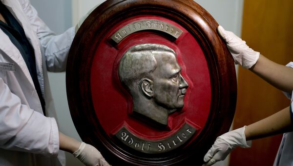 Members of the federal police show a bust relief portrait of Nazi leader Adolf Hitler at the Interpol headquarters in Buenos Aires, Argentina, Friday, June 16, 2017. - Sputnik International