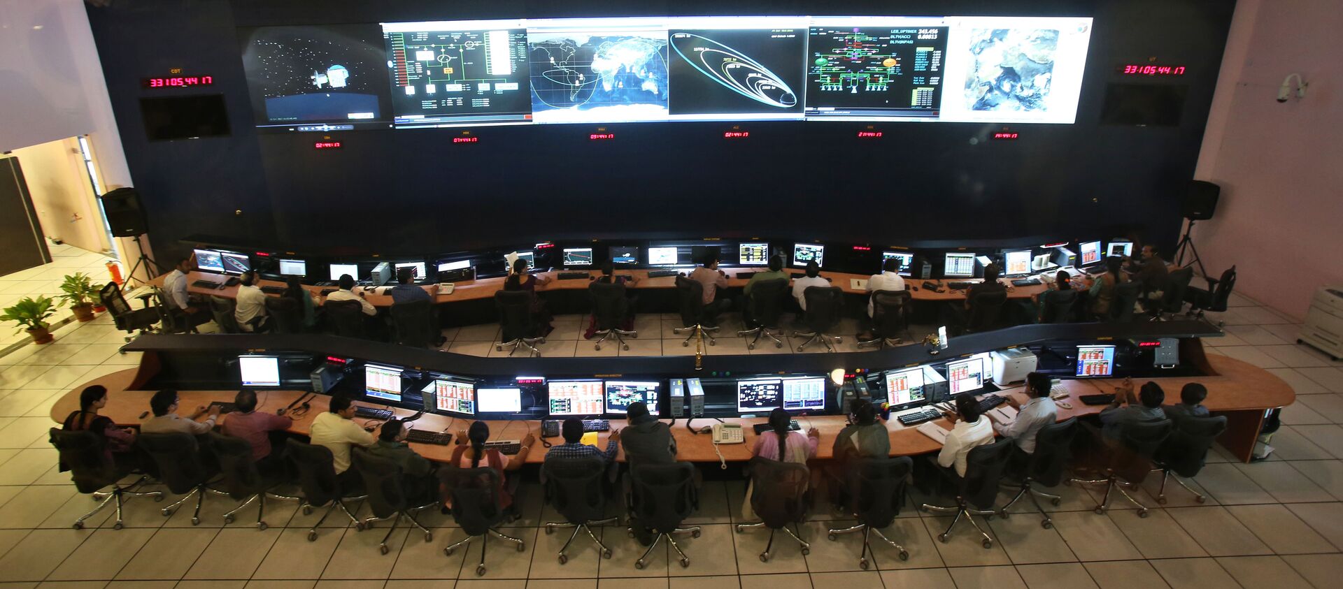 Indian Space Research Organization (ISRO) scientists and engineers monitor the movements of India's Mars orbiter at their Spacecraft Control Centre in Bangalore, India (File) - Sputnik International, 1920, 27.11.2019