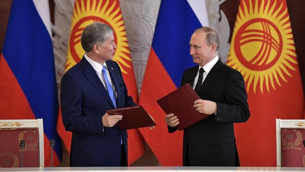 Russian President Vladimir Putin and President of Kyrgyzstan Almazbek Atambayev, left, sign a declaration on strengthening alliance and strategic partnership, following Russian-Kyrgyz talks - Sputnik International