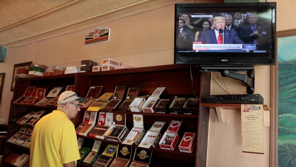 A tourist buys Cuban cigars at the San Roman cigar store in the Little Havana district as U.S. President Donald Trump announces changes to U.S.-Cuba policy, in Miami, Florida, U.S. June 16, 2017 - Sputnik International