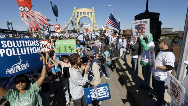 A group of union workers, right, holding signs supporting coal energy show their opposition to a group of environmental activists as they march through the streets of downtown Pittsburgh targeting fracking, coal, nuclear power, and the dangers of climate change (File) - Sputnik International