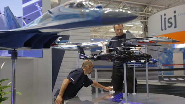 Employees clean the aircraft models at the Russian government company Rosoboronexport stand, at Paris Air Show, on the eve of its opening, in Le Bourget, east of Paris, France, Sunday, June 18, 2017 - Sputnik International