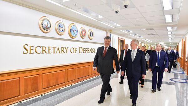 U.S. Defense Secretary James Mattis and Ukrainian President Petro Poroshenko walks at the Pentagon in Washington, U.S., June 20, 2017 - Sputnik International