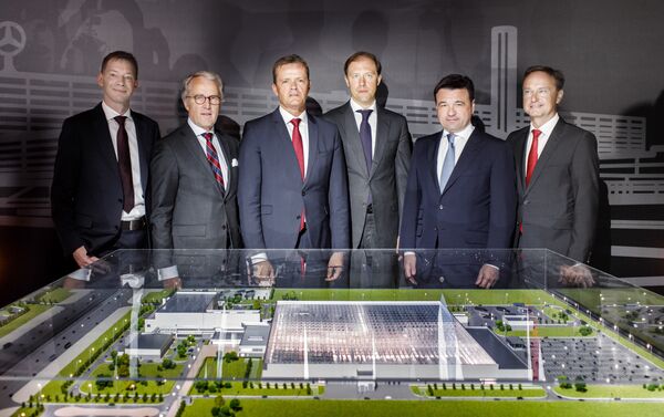 Daimler management with the Russian Trade Minister Denis Manturov (center) and Governor of the Moscow Region Andrei Vorobyov (second right) - Sputnik International