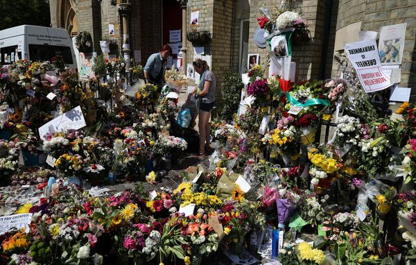 Floral tributes for the victims of the Grenfell Tower fire are left outside the Notting Hill Methodist Church, in London, Britain June 20, 2017. Floral tributes for the victims of the Grenfell Tower fire are left outside the Notting Hill Methodist Church, in London, Britain June 20, 2017. - Sputnik International