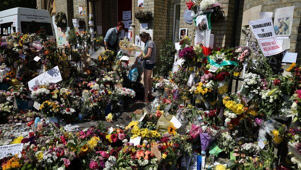 Floral tributes for the victims of the Grenfell Tower fire are left outside the Notting Hill Methodist Church, in London, Britain June 20, 2017. - Sputnik International