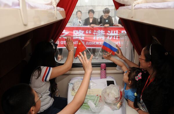 Passengers of the tourist train The Great Tea Road Manchuria - Siberia bid farewell to their near and dear ones at the Manchuria railway terminal - Sputnik International