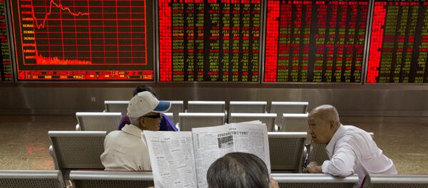 Investors wait for the start of the afternoon trading at a brokerage in Beijing, China, Wednesday, June 21, 2017 - Sputnik International