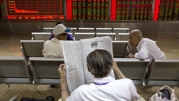 Investors wait for the start of the afternoon trading at a brokerage in Beijing, China, Wednesday, June 21, 2017 - Sputnik International