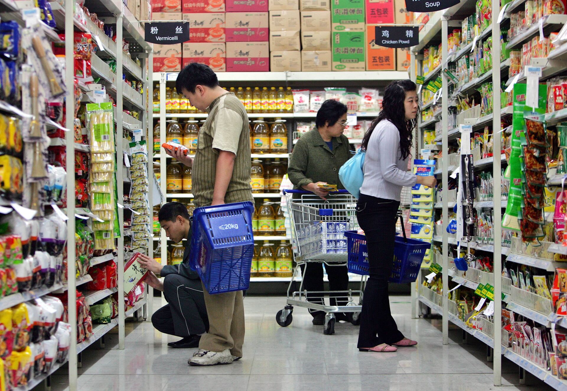 Chinese customers shop at one of the Chinese outlets of the U.S.-based Wal-Mart stores in Beijing, China Thursday Oct. 12, 2006 - Sputnik International, 1920, 04.10.2021